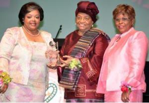 Ellen Johnson-Sirleaf receives award from AKA